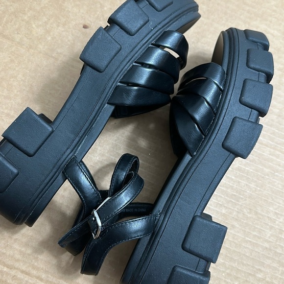 Torrid Multi Band Heeled Chunky Platform Sandal Black Womens Size 8.5 WW NWOT - Picture 10 of 11
